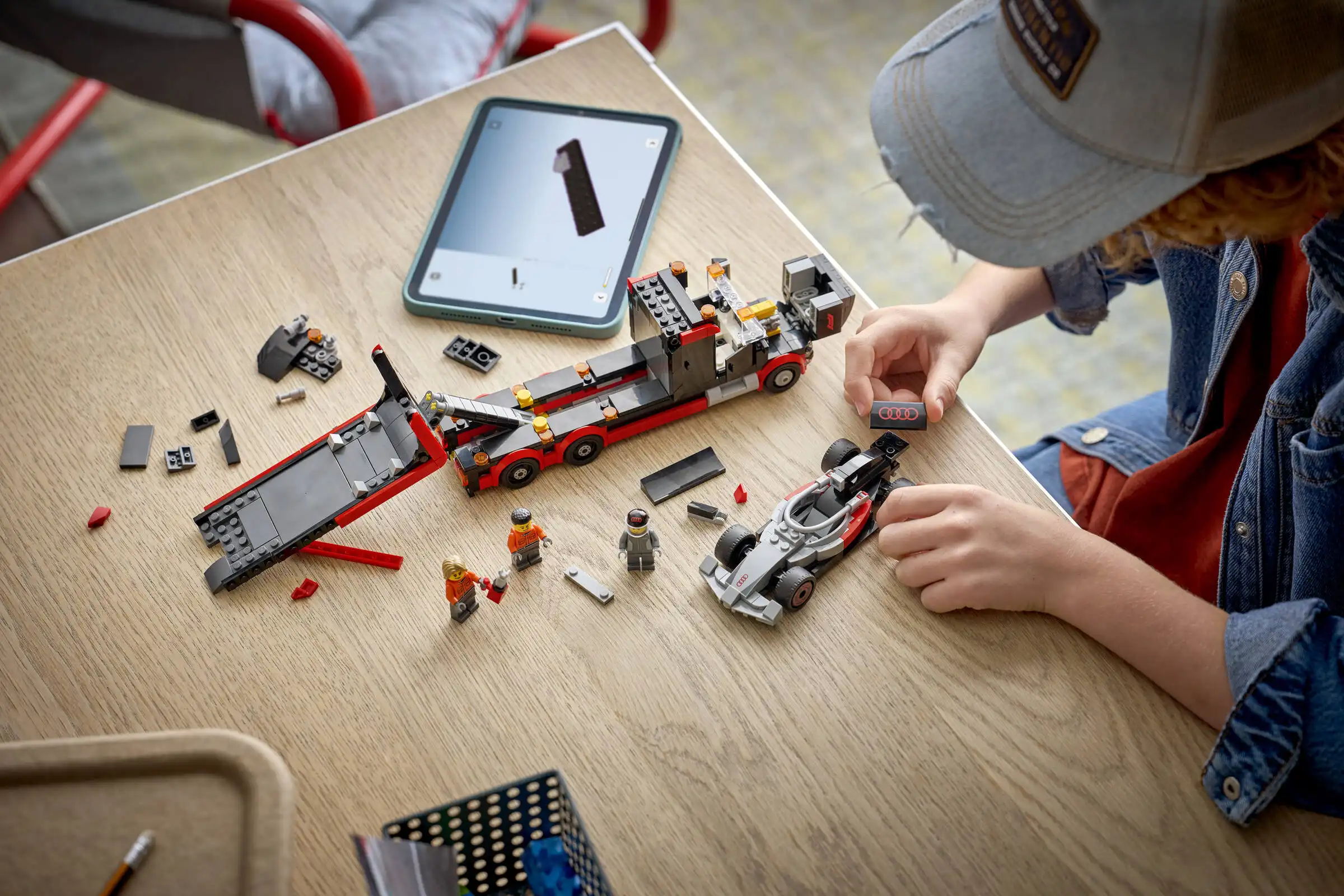 Zdjecie zestawu LEGO 60493 City Ciężarówka F1® z bolidem Audi F1® 1