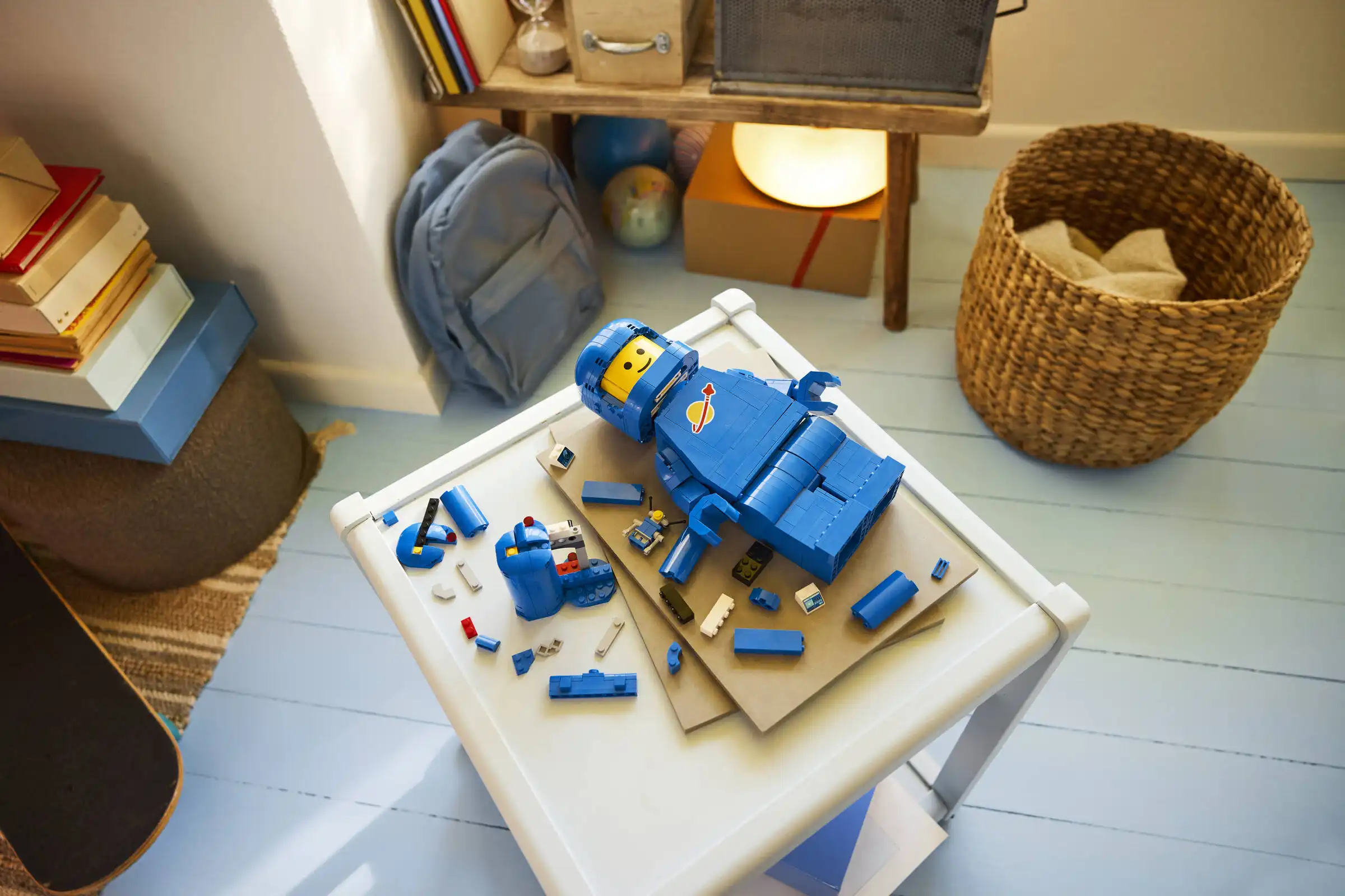 Zdjecie zestawu LEGO 40921 Minifigurki Powiększona minifigurka niebieskiego astronauty 1