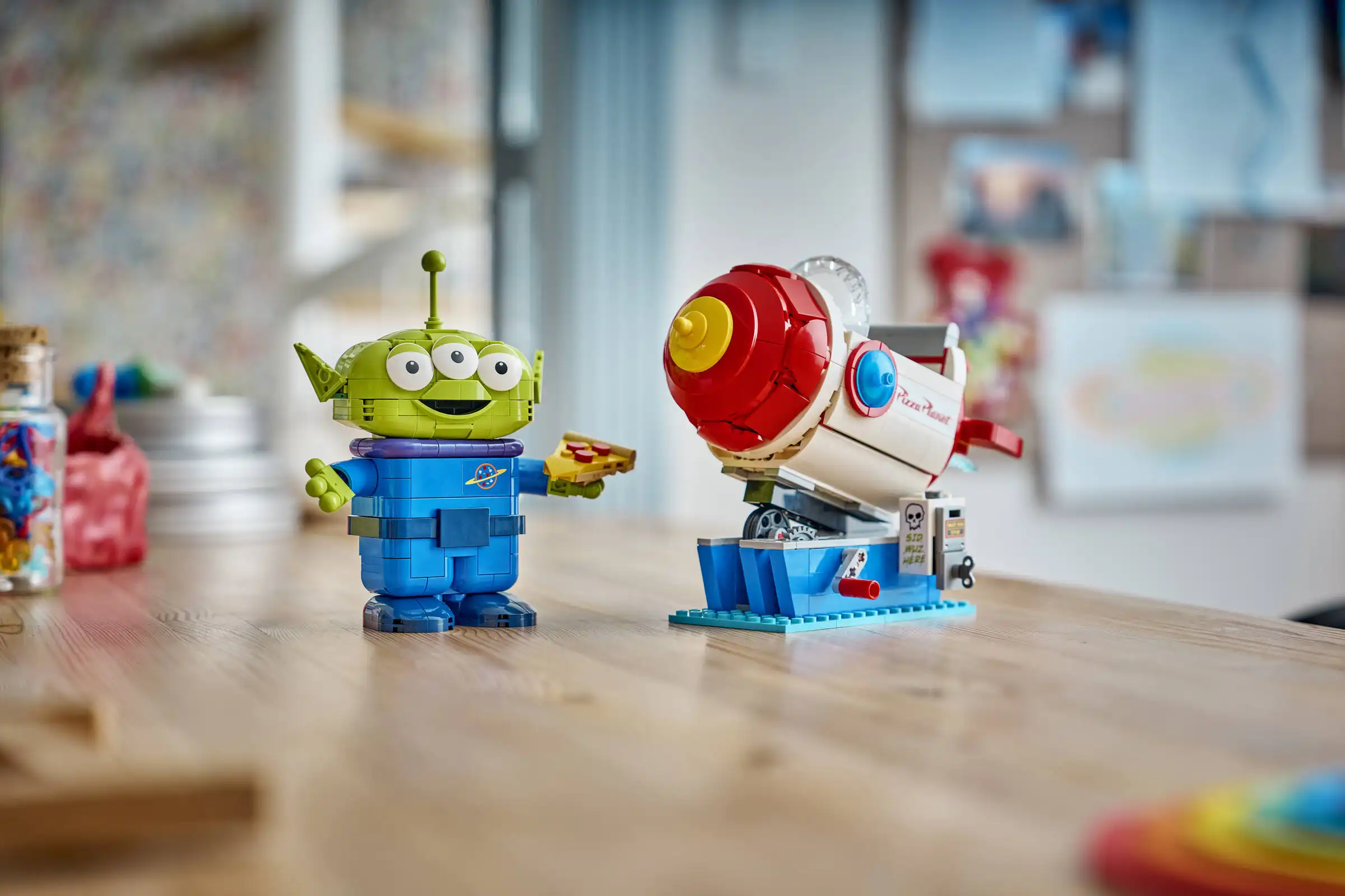 Zdjecie zestawu LEGO 43307 Disney Kosmita z bujaną rakietą Pizza Planet 1