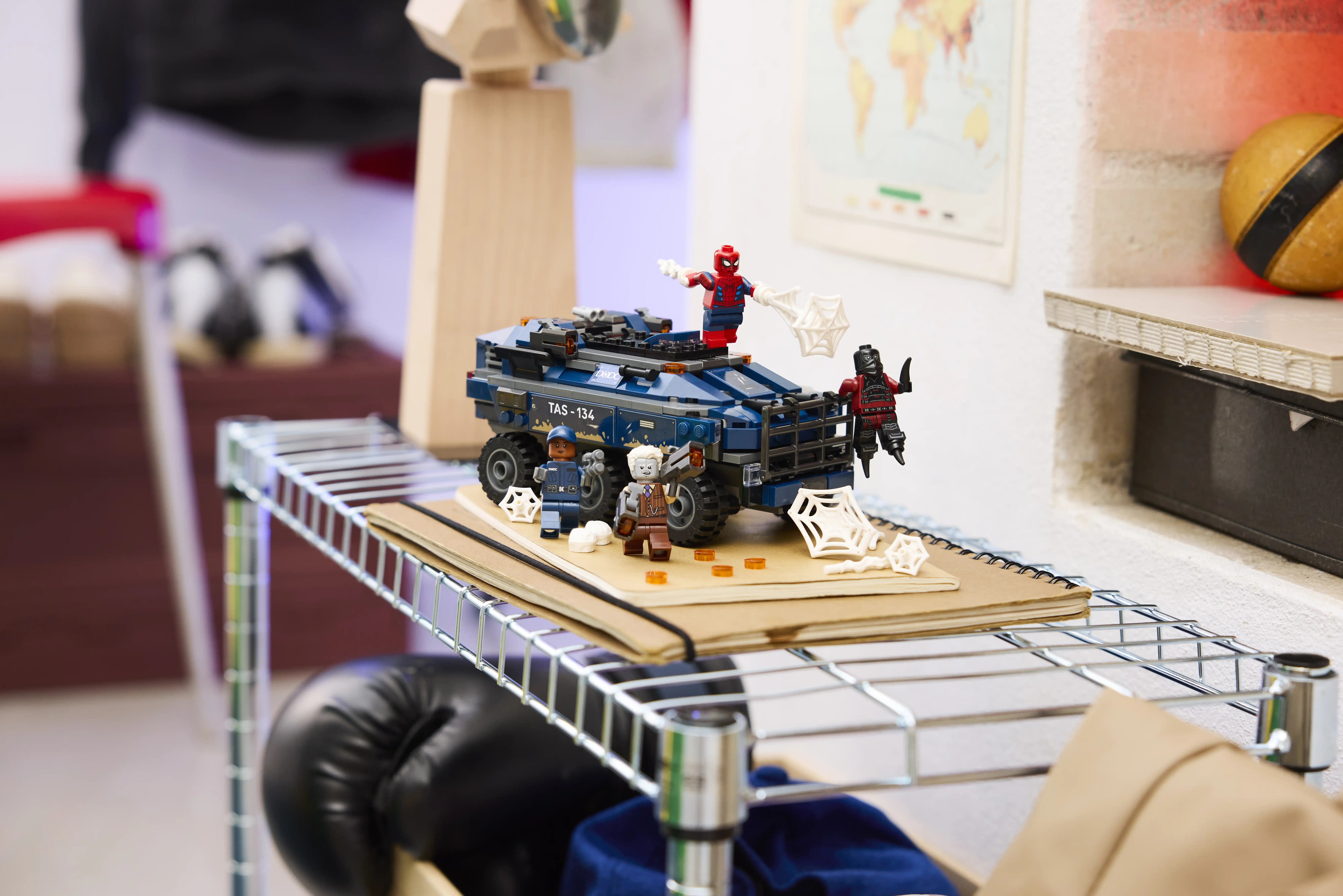 Zdjecie zestawu LEGO 76349 Marvel Pościg Spider-Mana za więźniarką 2