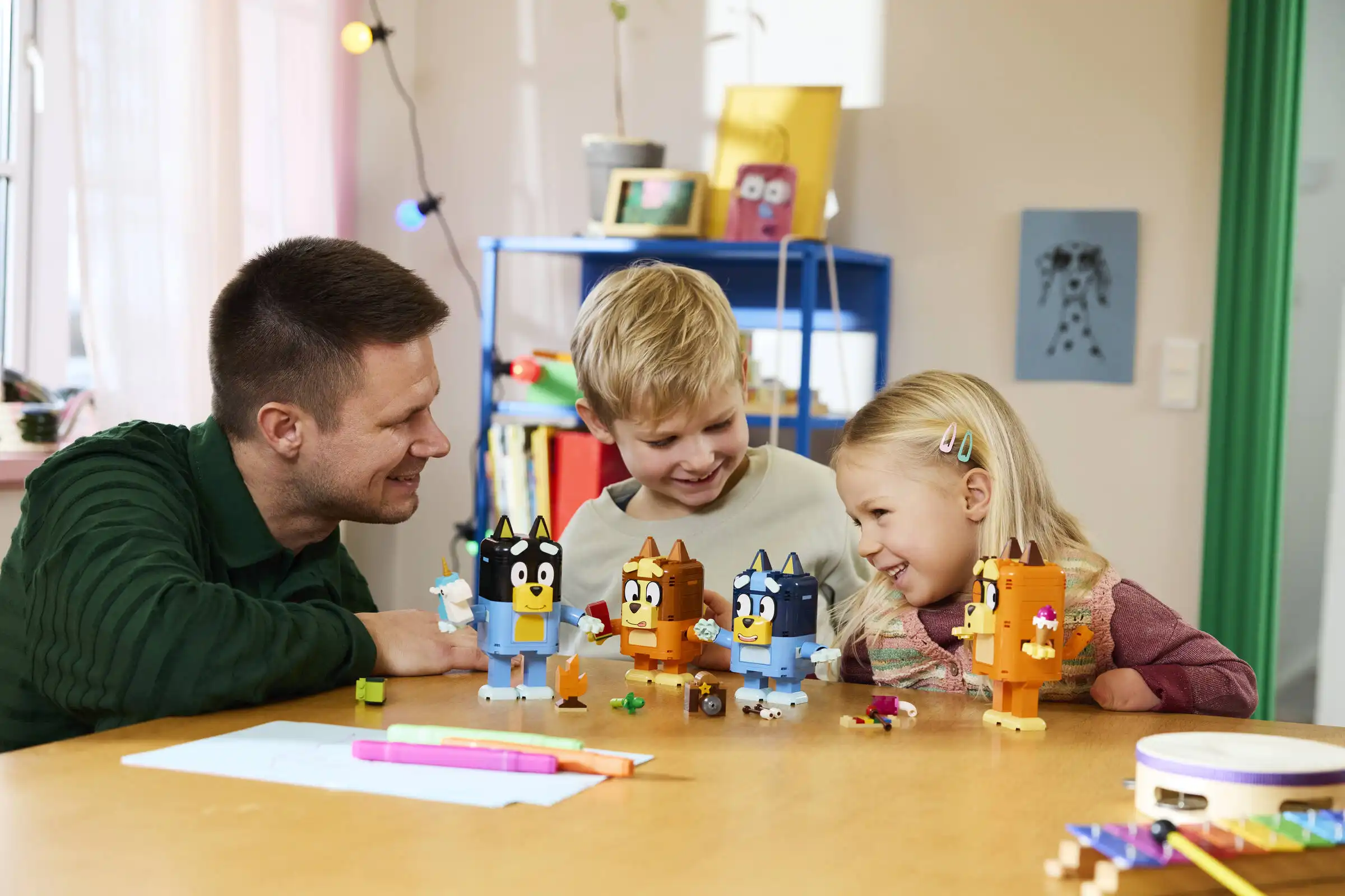 Zdjecie zestawu LEGO 11217 Bluey Rodzina Blue z klocków 4