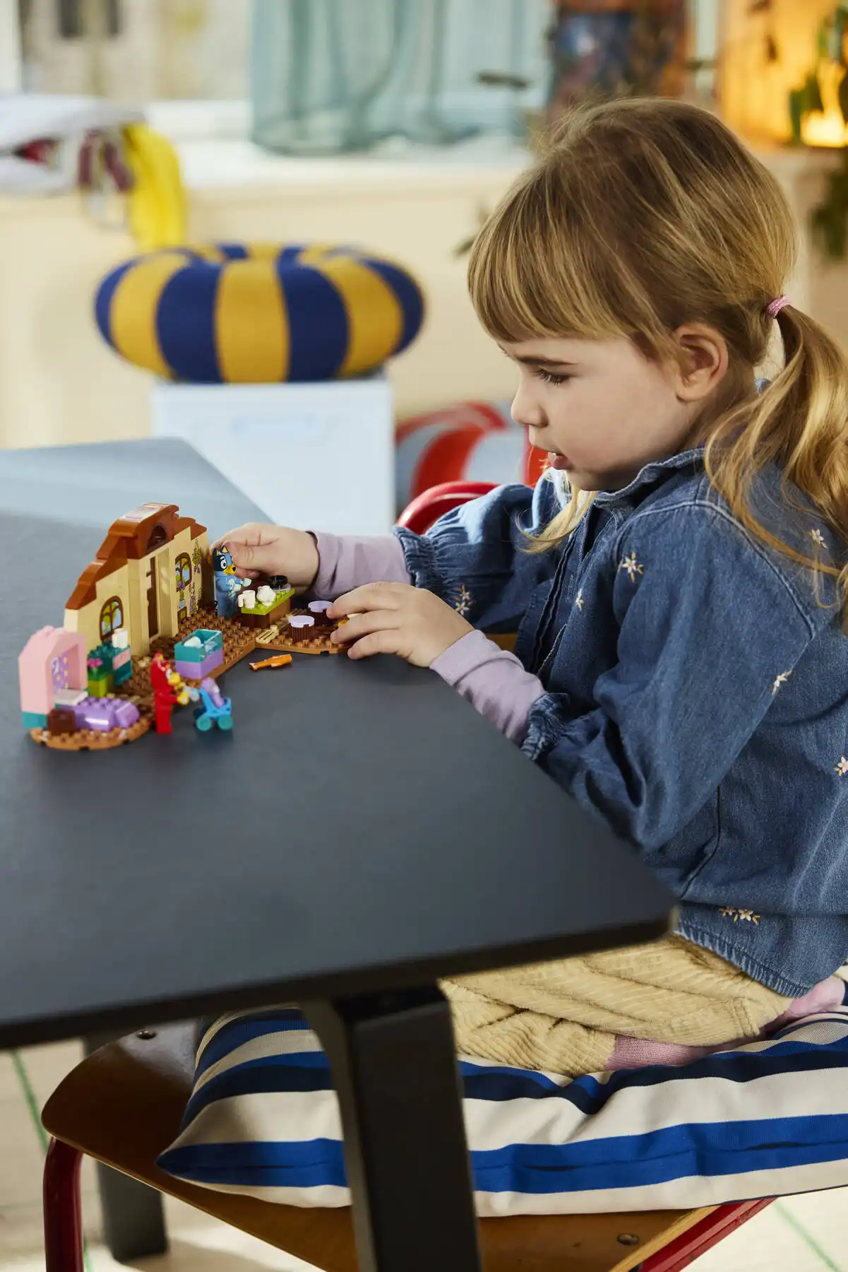 Zdjecie zestawu LEGO 11221 Bluey Szkoła z Ryżykiem i Blue 2