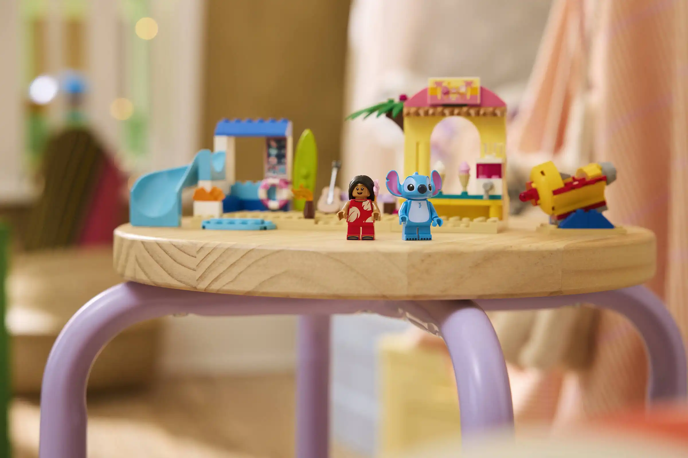 Zdjecie zestawu LEGO 43280 Disney Zabawa na plaży z Lilo i Stitchem 1
