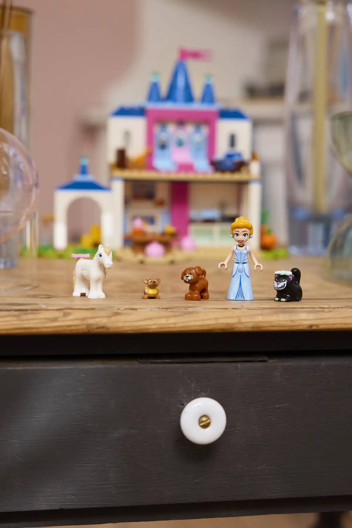 Zdjecie zestawu LEGO 43283 Disney Zamek Kopciuszka i jej zwierzęcych przyjaciół 1