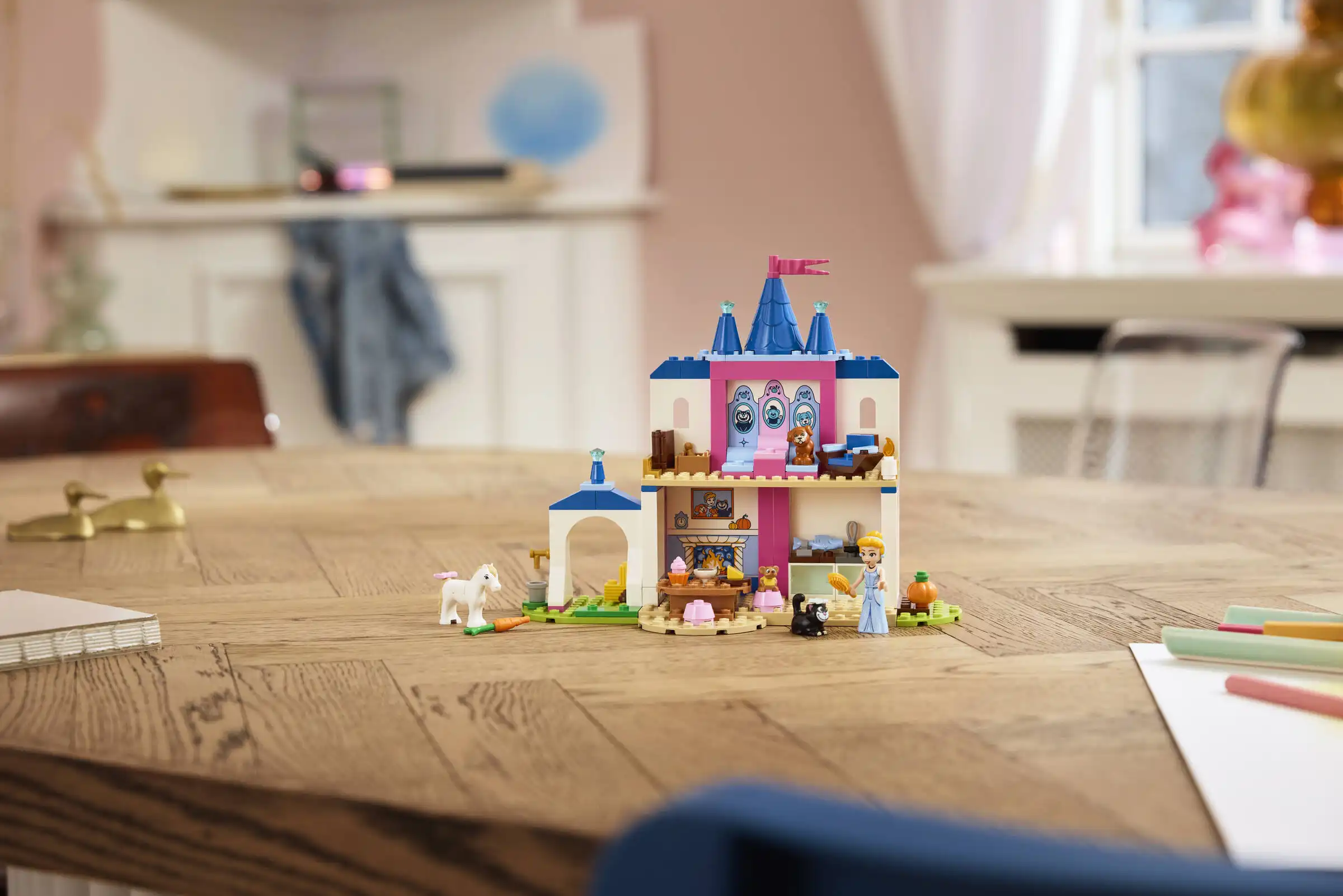 Zdjecie zestawu LEGO 43283 Disney Zamek Kopciuszka i jej zwierzęcych przyjaciół 2