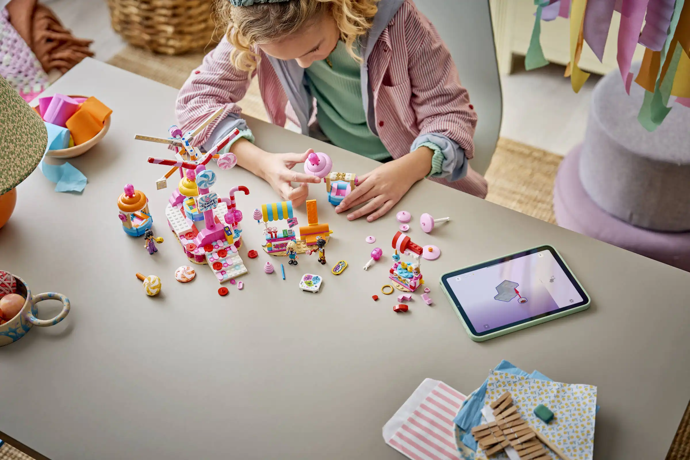 Zdjecie zestawu LEGO 42700 Friends Cukierkowo-babeczkowy diabelski młyn 2