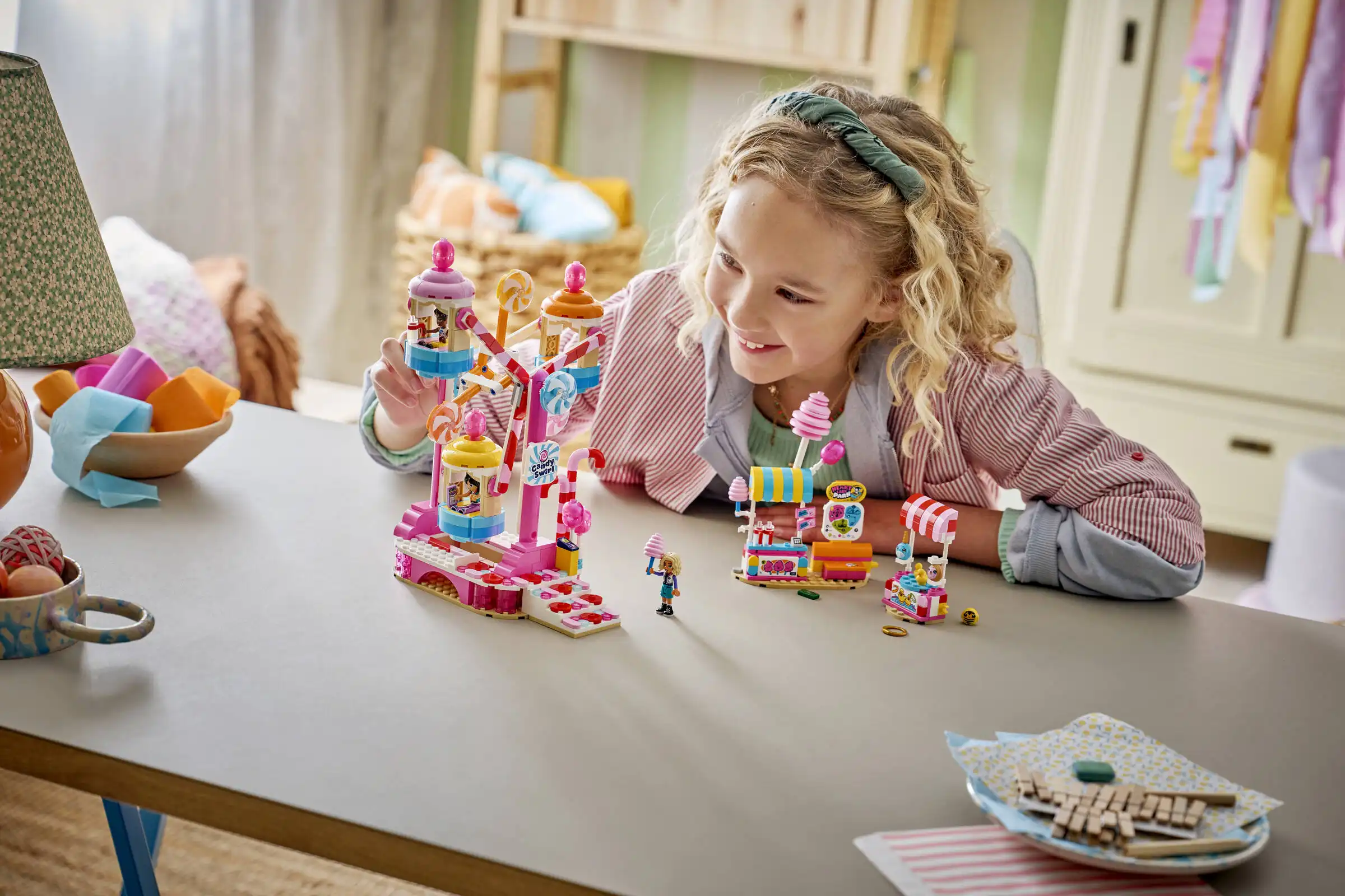 Zdjecie zestawu LEGO 42700 Friends Cukierkowo-babeczkowy diabelski młyn 3