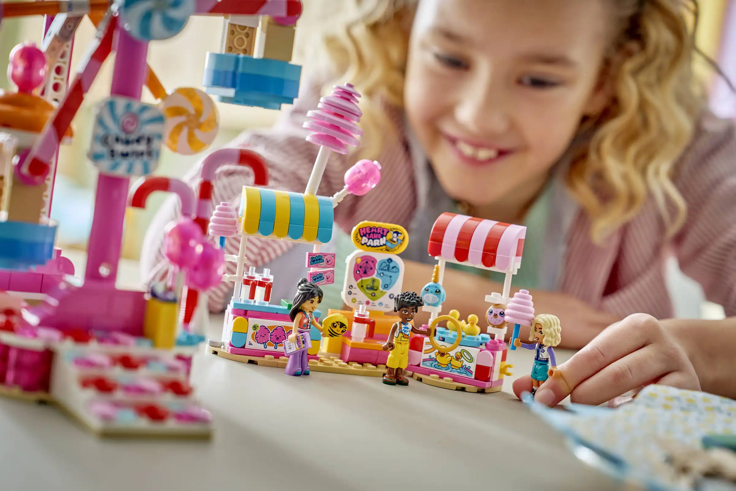 Zdjecie zestawu LEGO 42700 Friends Cukierkowo-babeczkowy diabelski młyn 4