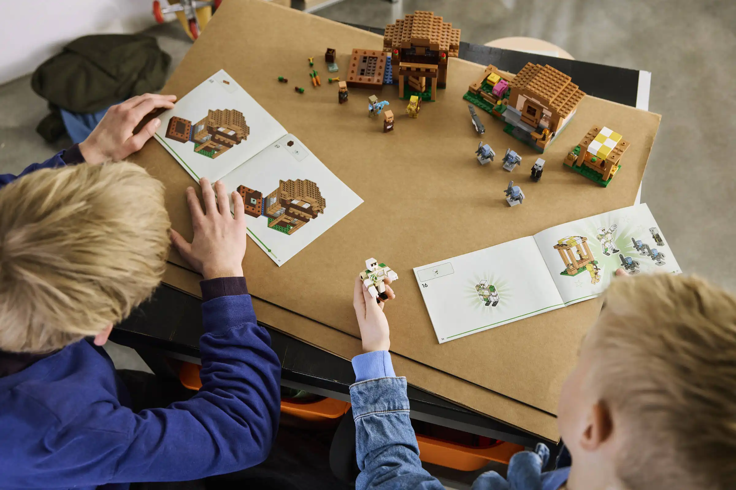 Zdjecie zestawu LEGO 21596 Minecraft Najazd przywoływaczy na wioskę 2