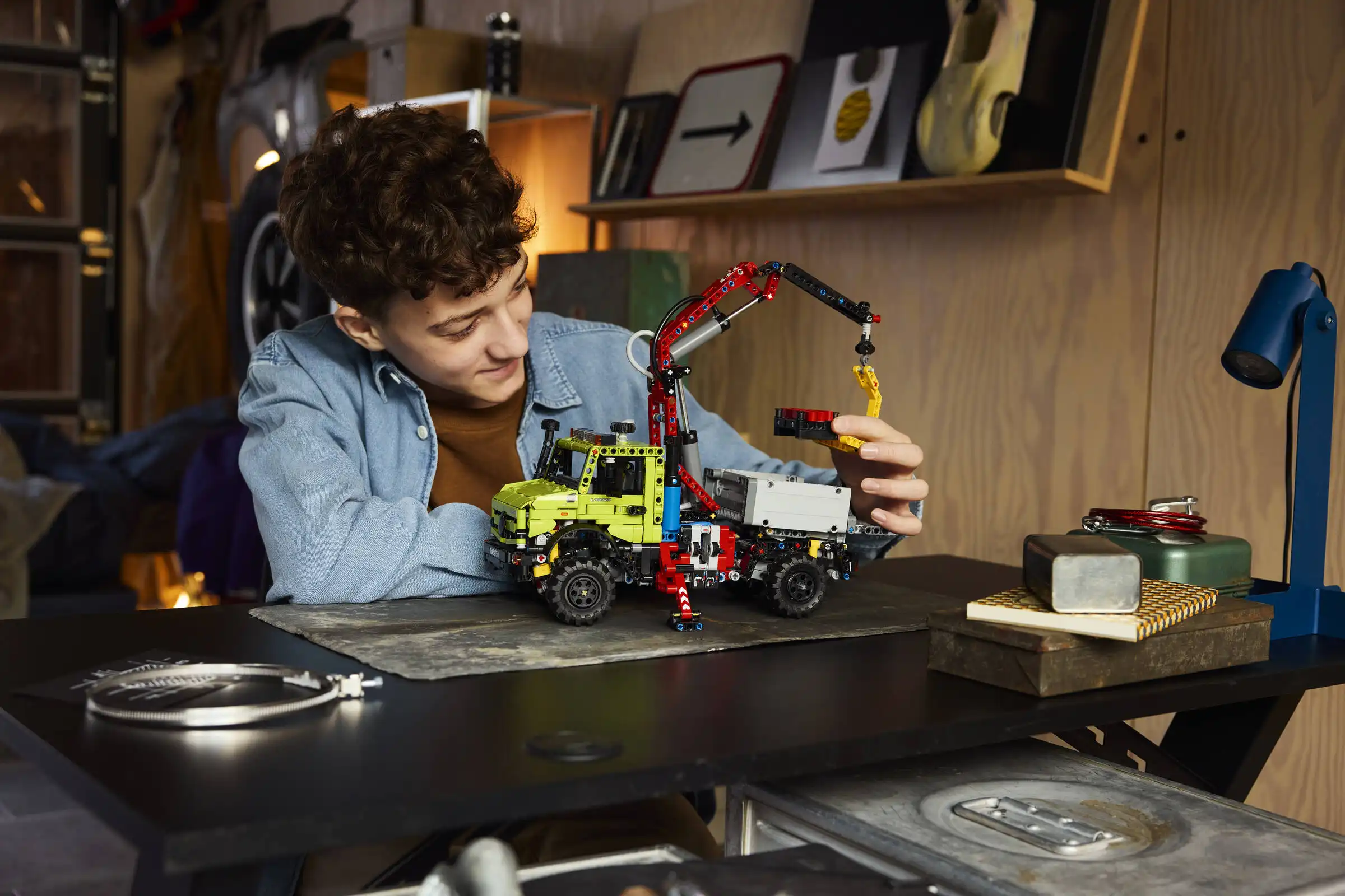 Zdjecie zestawu LEGO 42242 Technic Mercedes-Benz Unimog U 5023 z dźwigiem 1