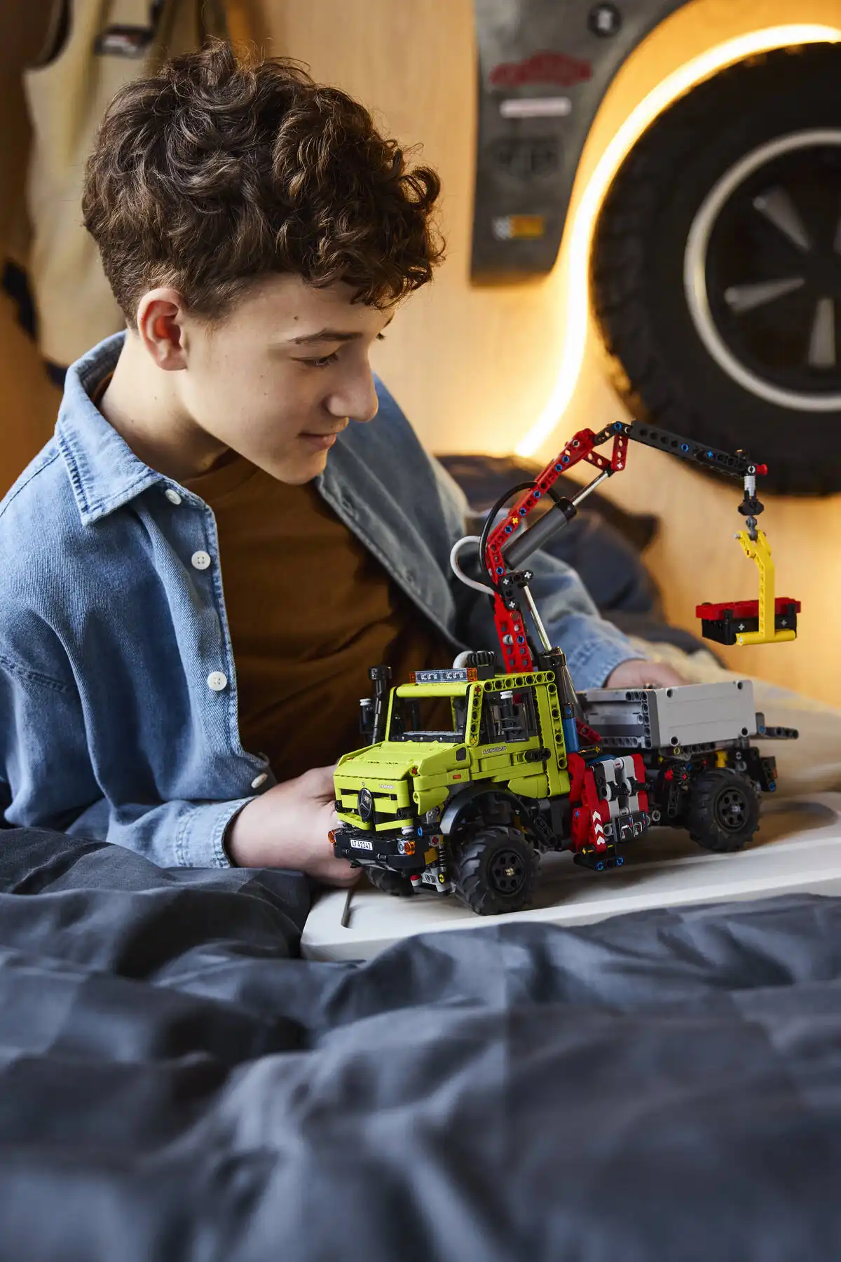 Zdjecie zestawu LEGO 42242 Technic Mercedes-Benz Unimog U 5023 z dźwigiem 2