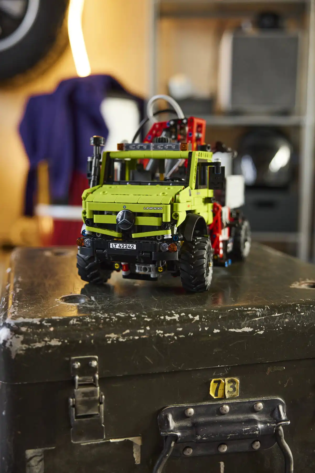 Zdjecie zestawu LEGO 42242 Technic Mercedes-Benz Unimog U 5023 z dźwigiem 3