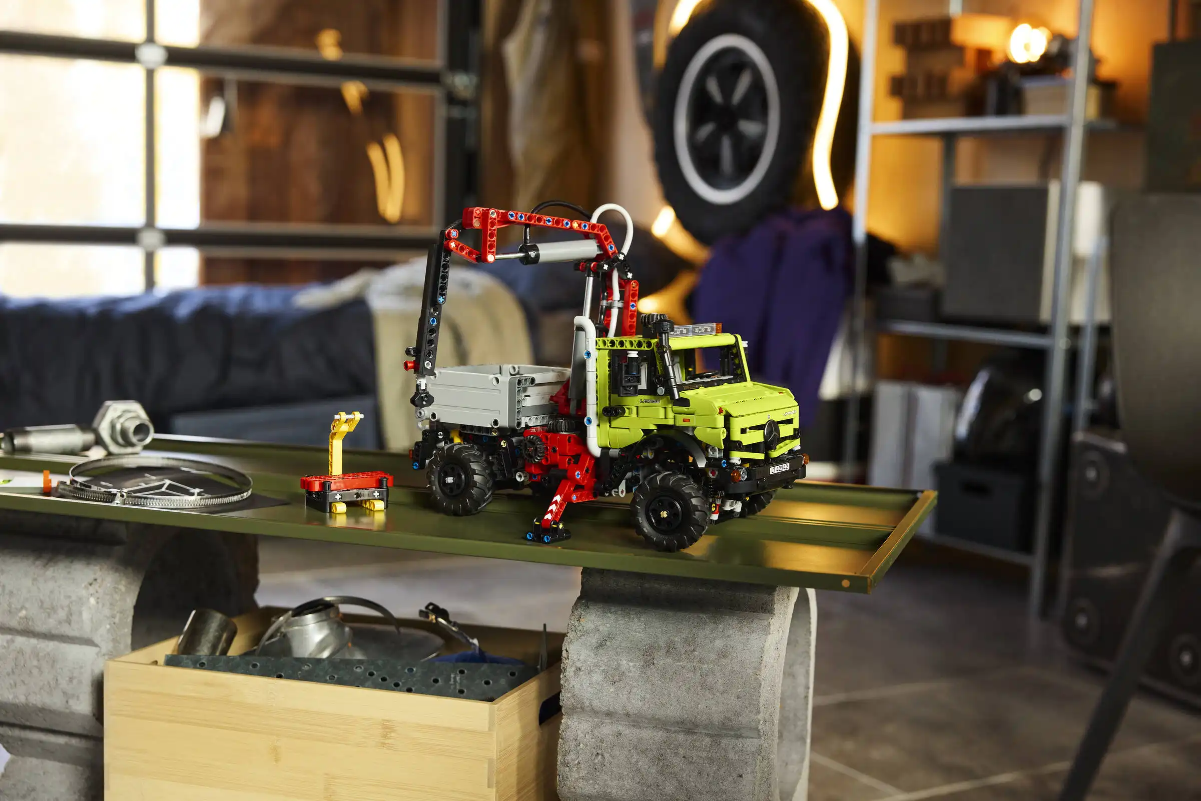 Zdjecie zestawu LEGO 42242 Technic Mercedes-Benz Unimog U 5023 z dźwigiem 4