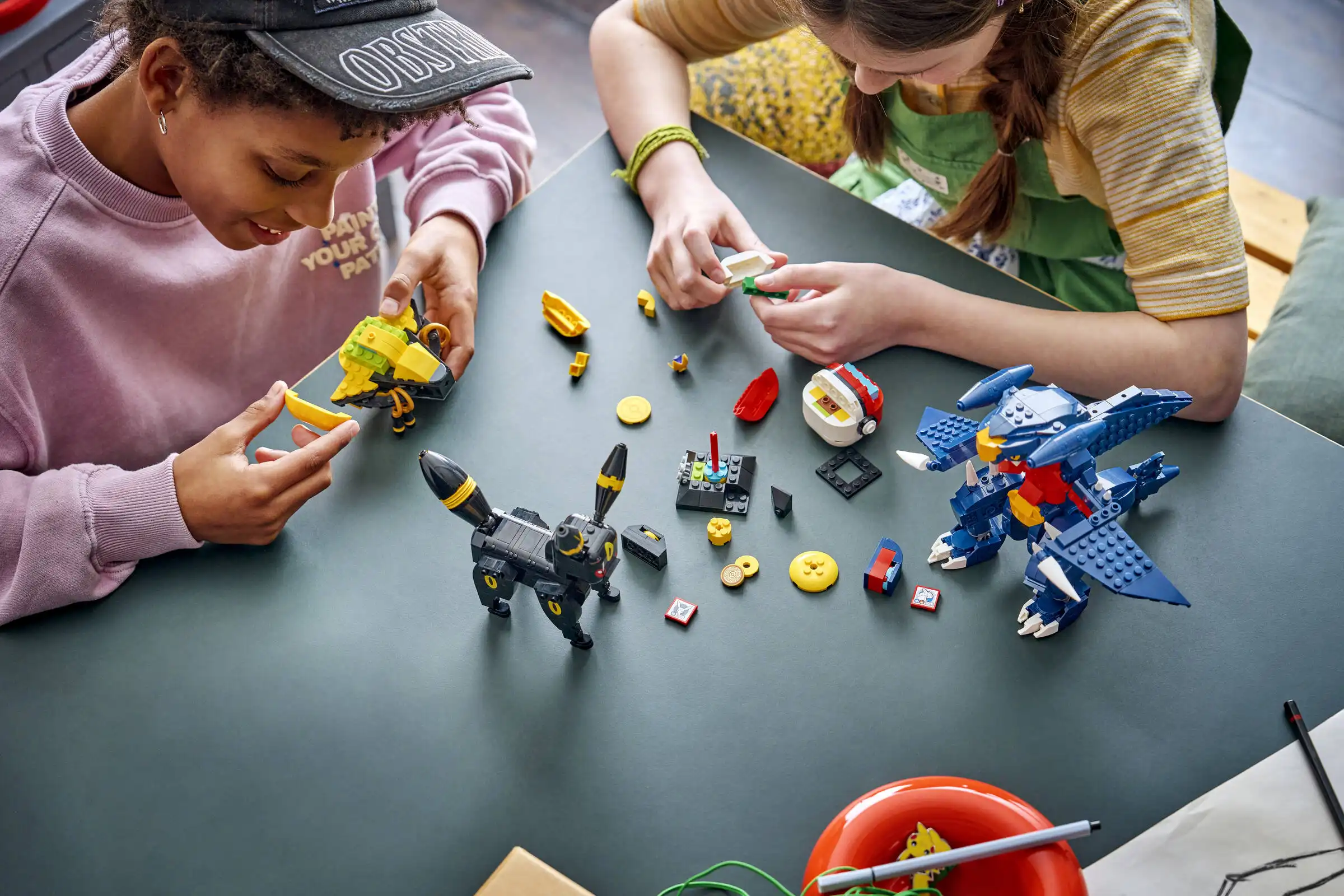 Zdjecie zestawu LEGO 72165  SMART Play™: Umbreon kontra Garchomp — walka o mistrzostwo 1