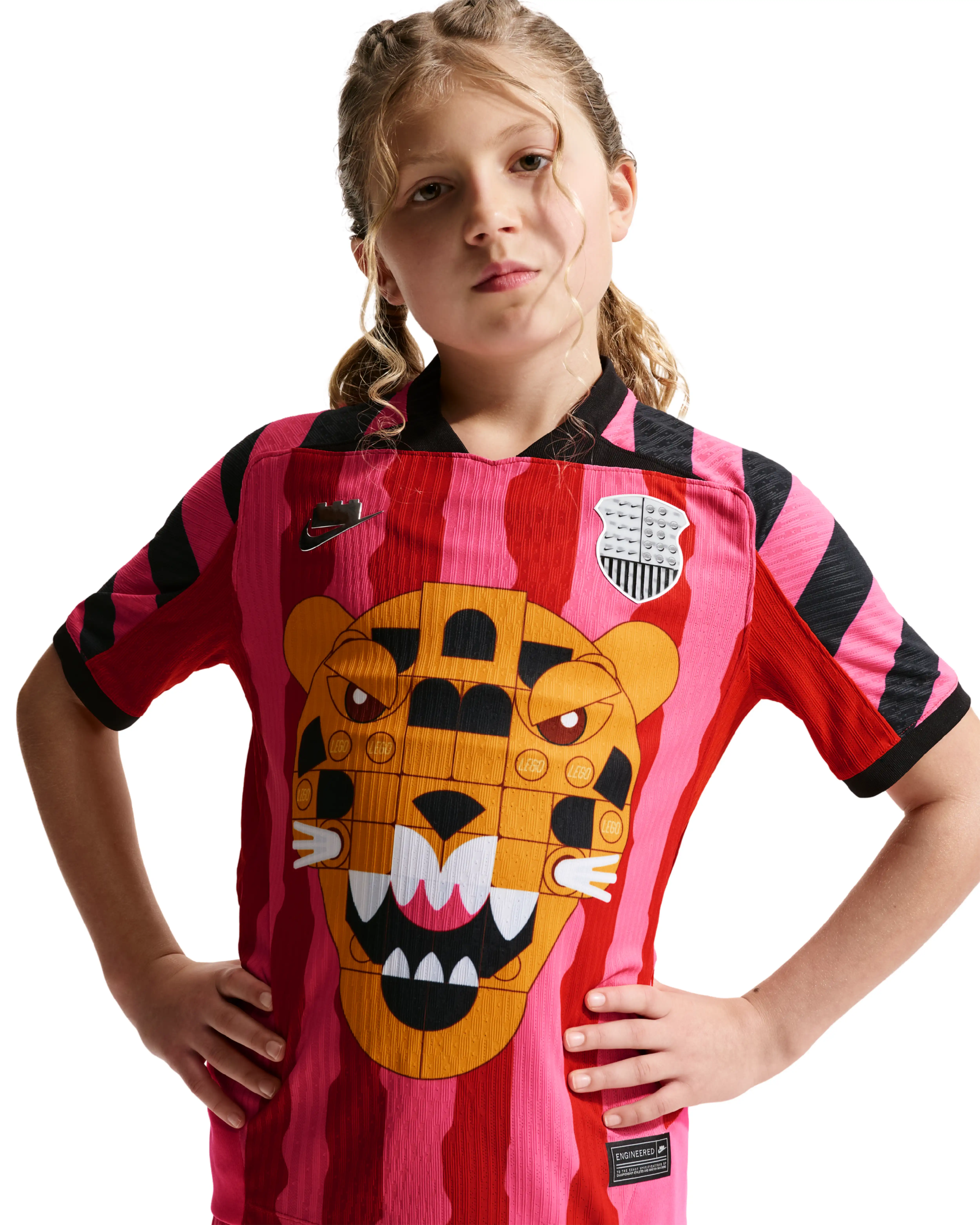 Zdjecie zestawu LEGO 5010083 Nike Koszulka piłkarska dla starszych dzieci Aero-FIT z kolekcji Nike x LEGO® 1