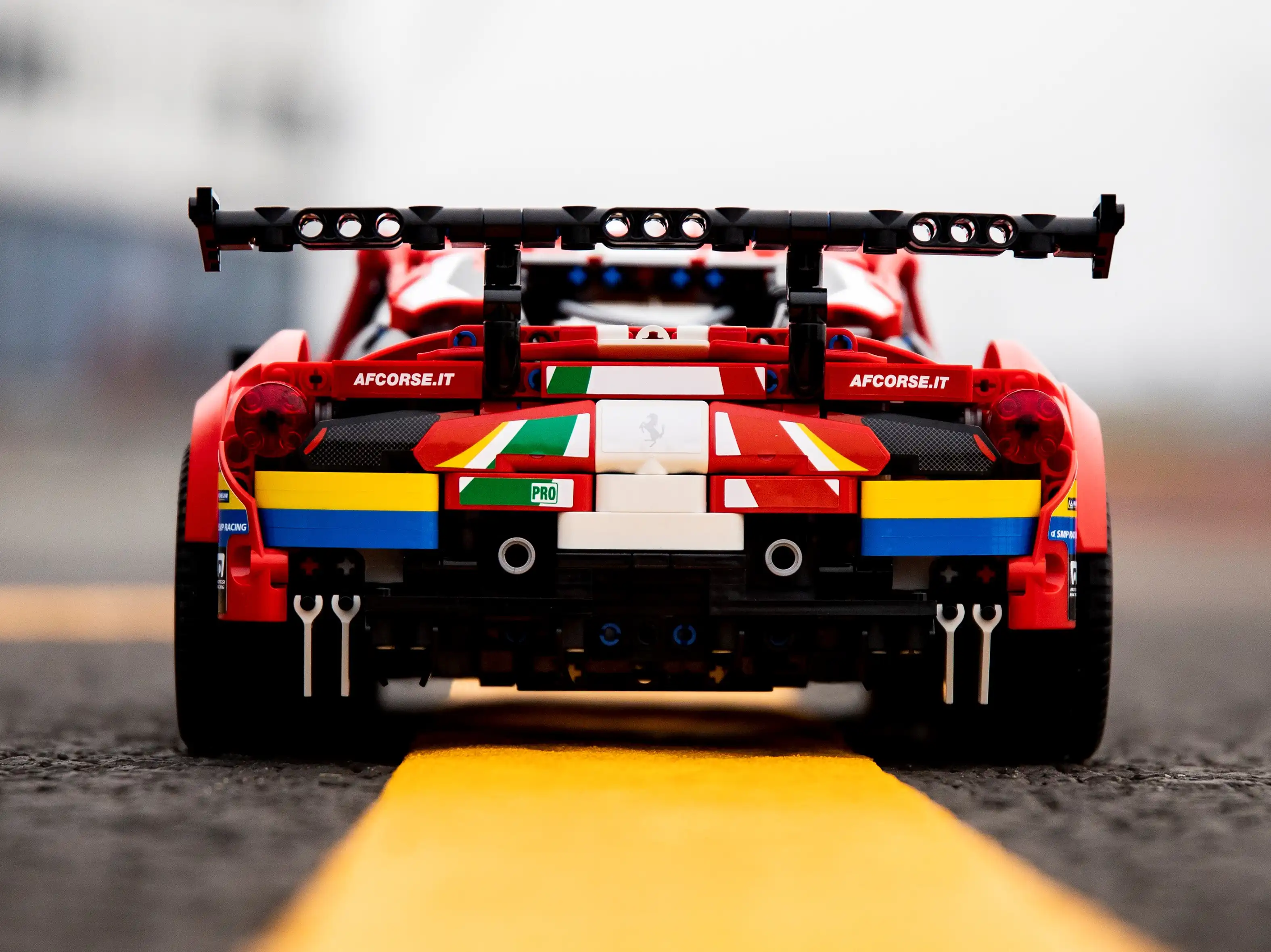 Zdjecie zestawu LEGO 42125 Technic Ferrari 488 GTE “AF Corse #51” 4