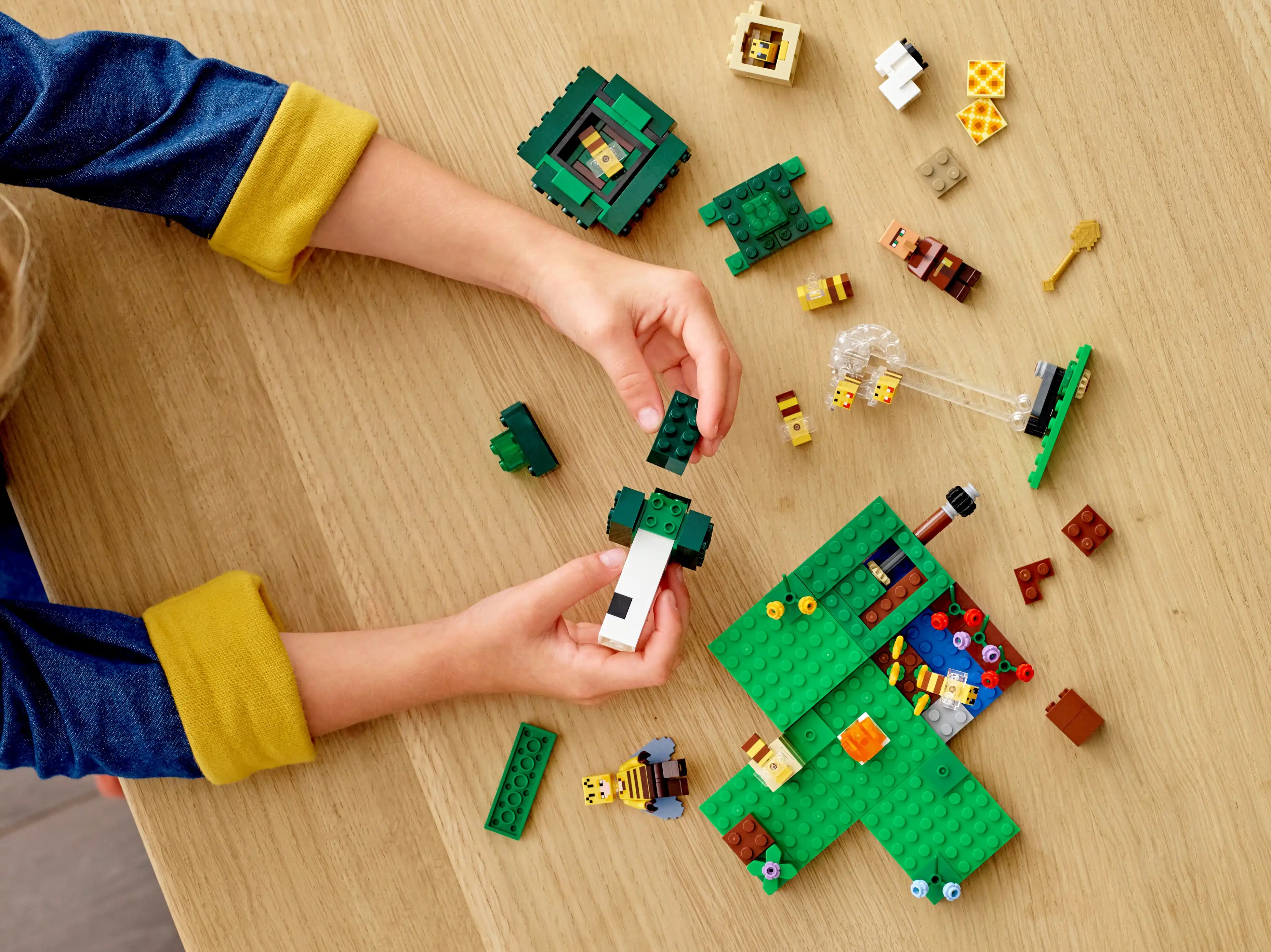 Zdjecie zestawu LEGO 21165 Minecraft Pasieka 1