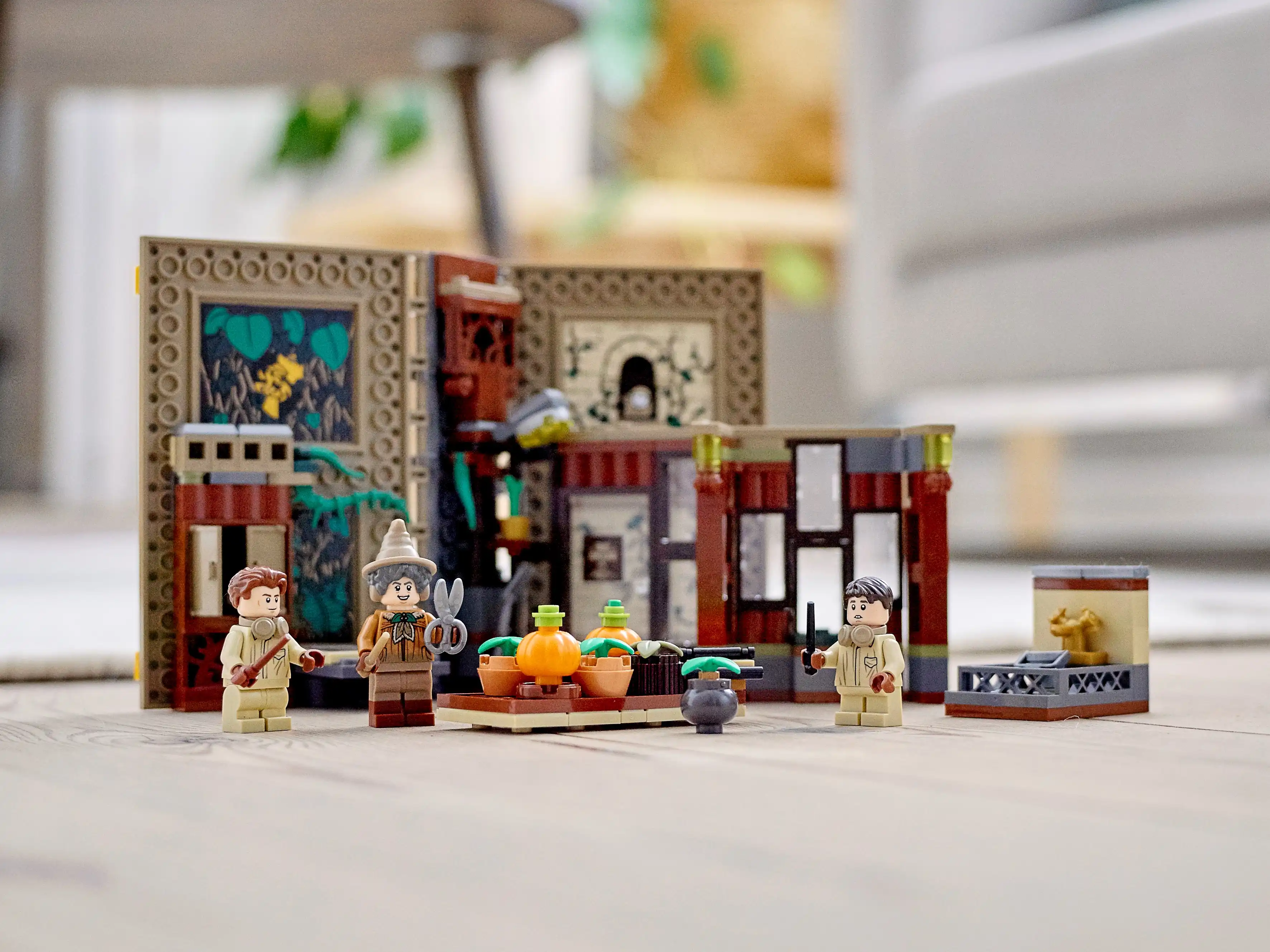 Zdjecie zestawu LEGO 76384 Harry Potter Chwile z Hogwartu™: zajęcia z zielarstwa 4