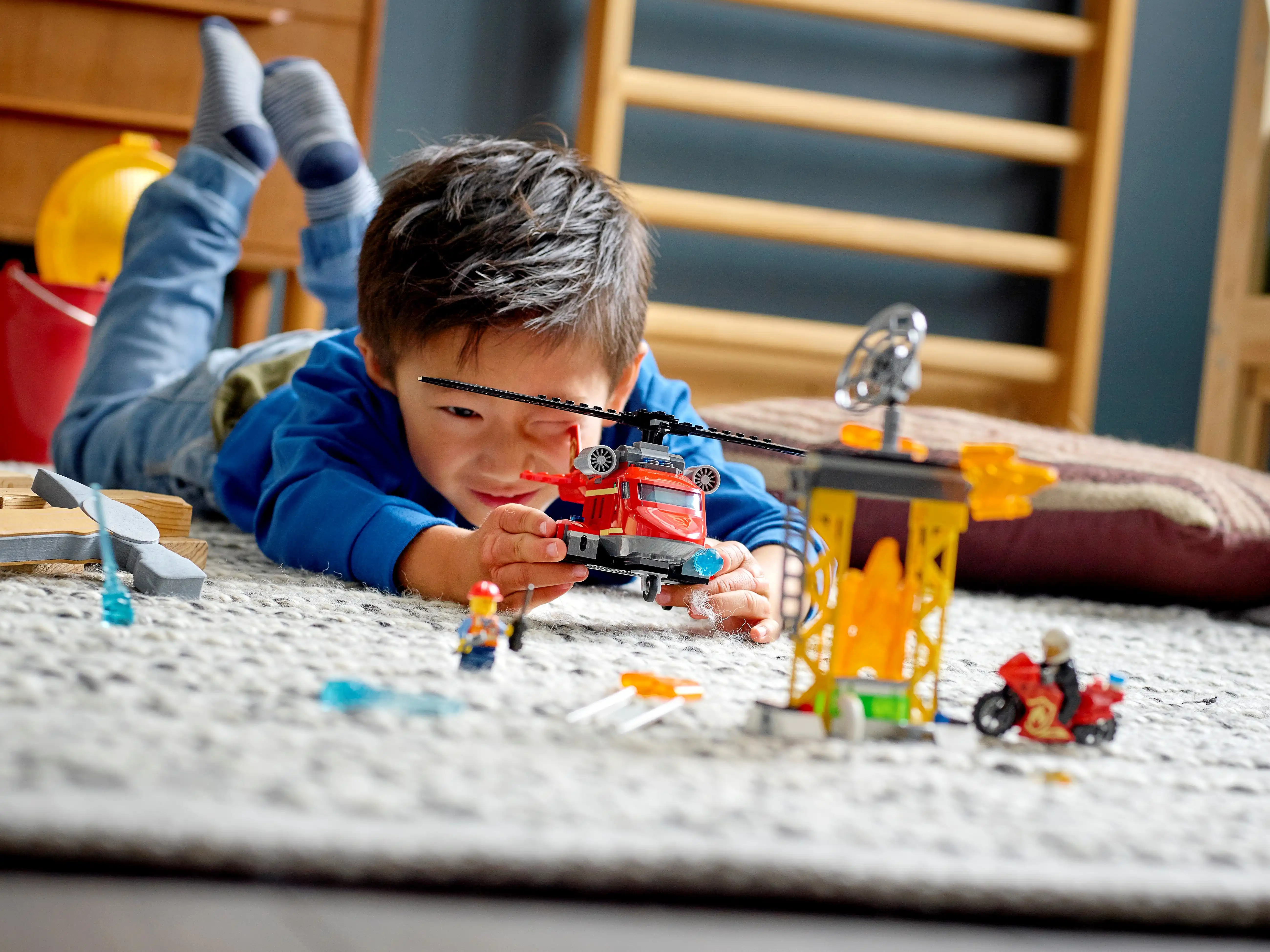 Zdjecie zestawu LEGO 60281 City Strażacki helikopter ratunkowy 2