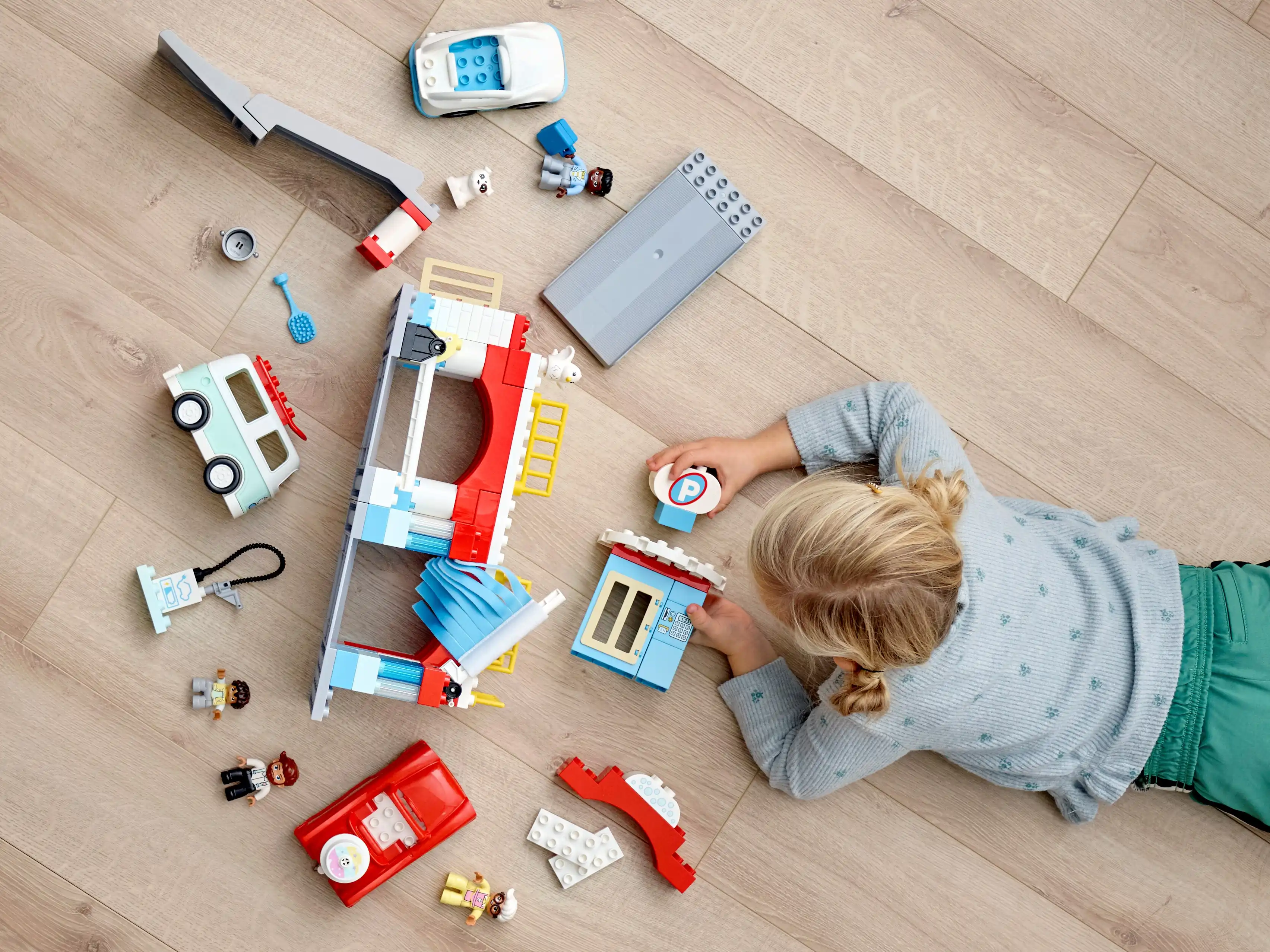 Zdjecie zestawu LEGO 10948 Duplo Parking piętrowy i myjnia samochodowa 3