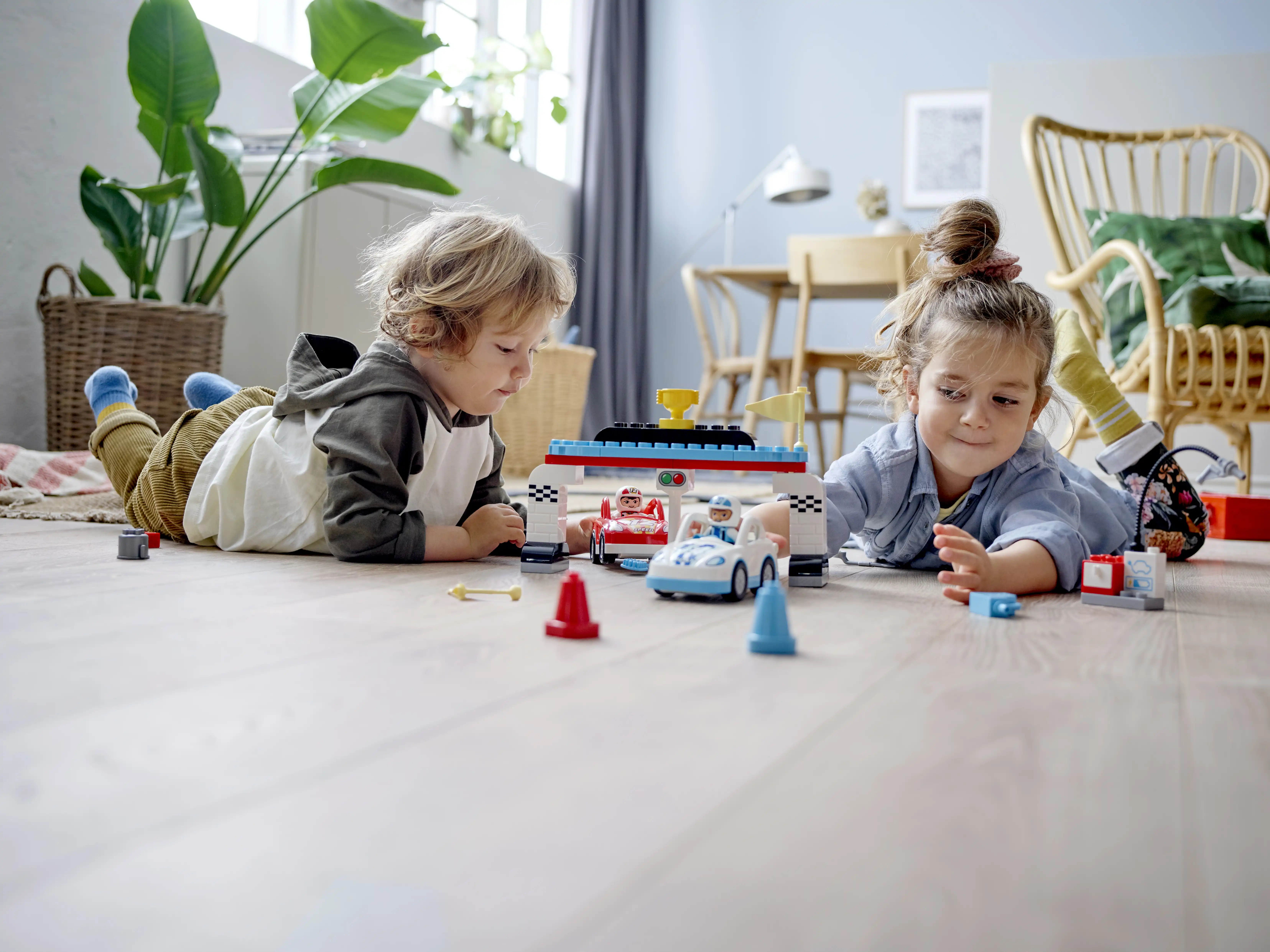 Zdjecie zestawu LEGO 10947 Duplo Samochody wyścigowe 4